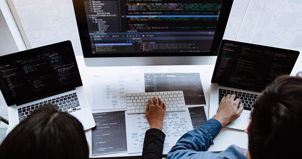 對(duì)接硬件的軟件開發(fā)與純軟件開發(fā) 核心區(qū)別與挑戰(zhàn)